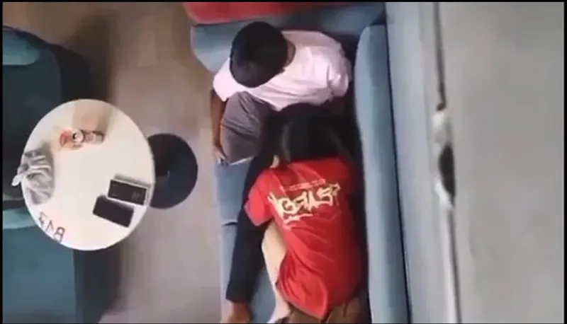 Quay lén người tình bú liếm cho ghệ nơi công cộng