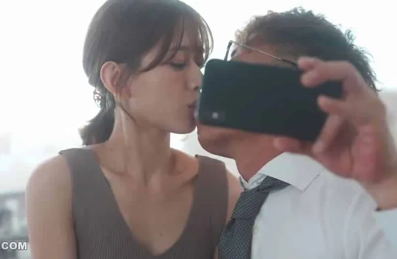 Thấy người vợ hơi lạ, ông xã xem điện thoại người vợ và thấy cảnh đụ với tiền bối của mình