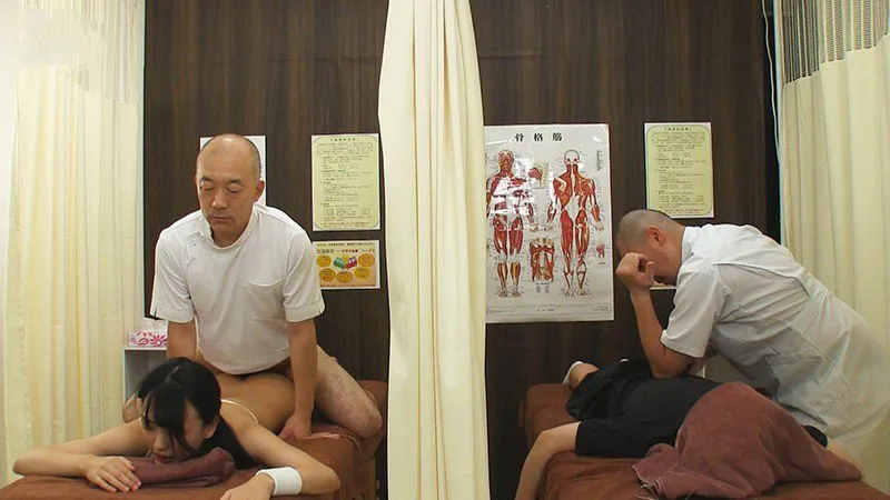Dẫn gấu đi mát-xa rồi bị nắc cạnh bên mà không hề hay biết