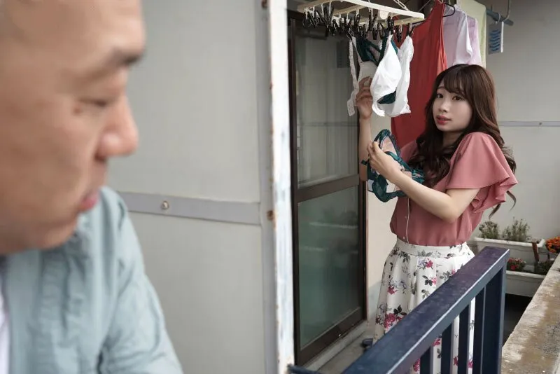 Gã nhà sát bên chuyên soi mói và cặp cô vợ ông chồng thường xuyên rên la quá to