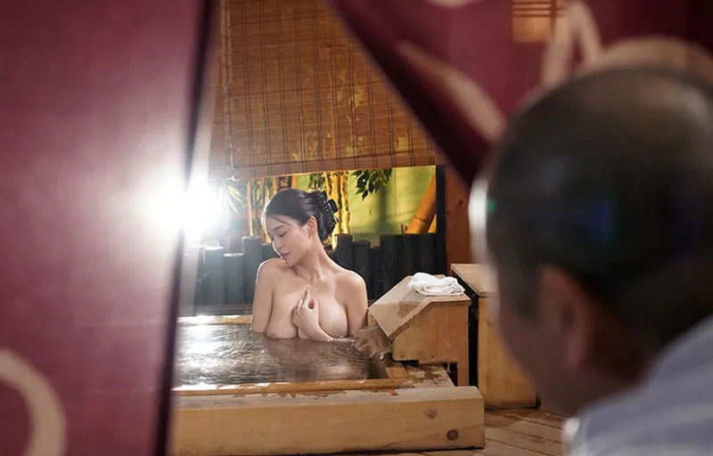 Vợ của con trai bị bố ông xã nhìn trộm khi đang tắm rồi phang đến mang thai