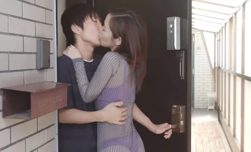 Cô nàng cạnh nhà với chiếc quần lót lọt khe và cậu nhóc nhà sát bên may mắn