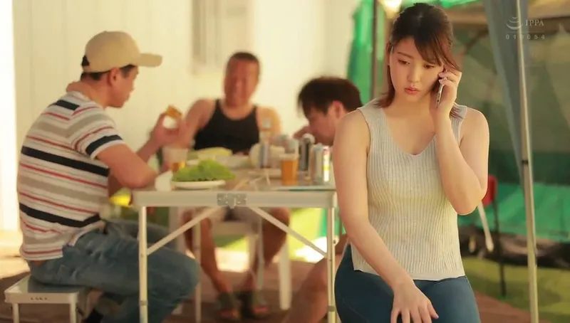 Người chồng khờ để bà xã tham gia sự kiện cắm trại với mấy gã nhà cạnh bên và cái kết